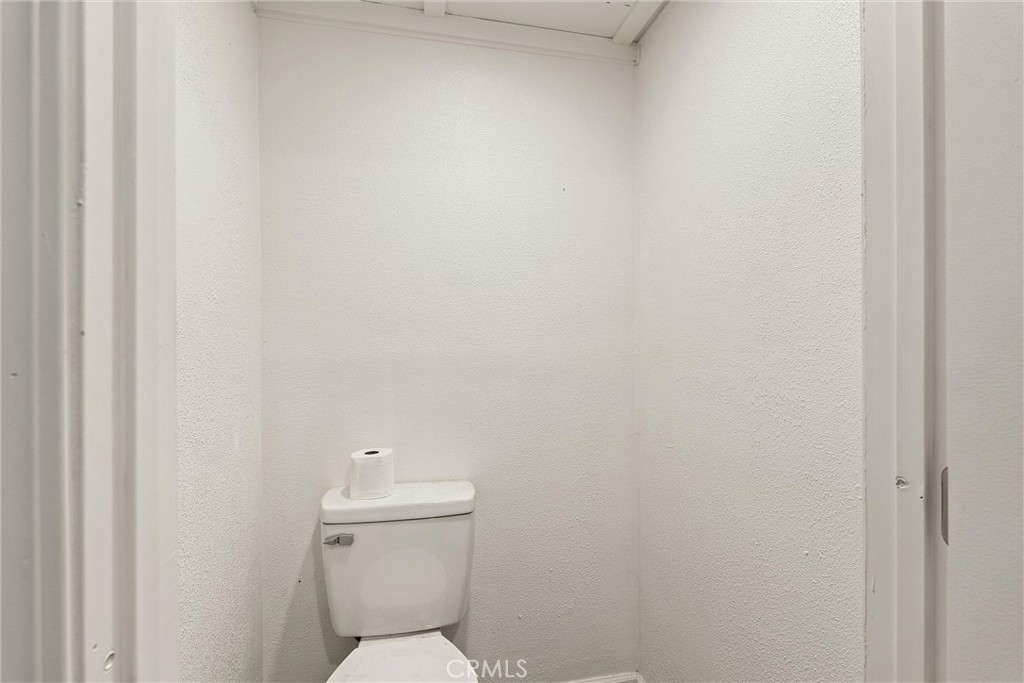https://media.crmls.org/medias/f534130a-c278-47d7-9fb8-0b78f9b99c0d.jpg?preset=X-Large