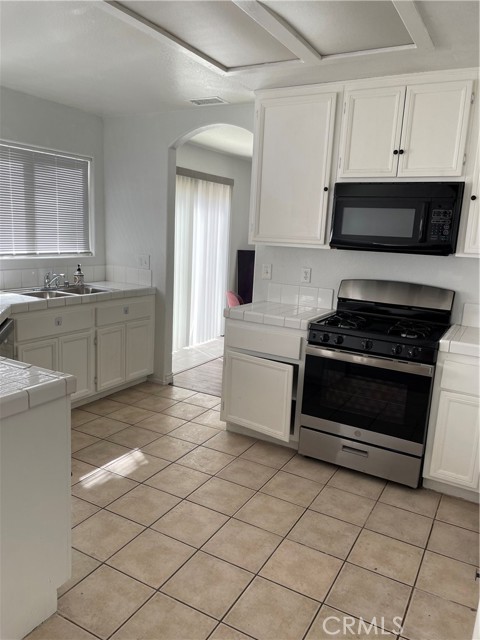 Detail Gallery Image 4 of 6 For 12683 1st Ave, Victorville,  CA 92395 - 4 Beds | 2/1 Baths
