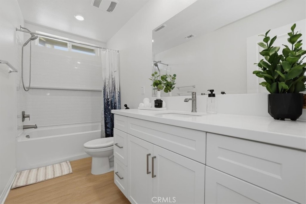 https://media.crmls.org/medias/f534d972-ac06-4074-8e8f-597ce436b5a7.jpg?preset=X-Large