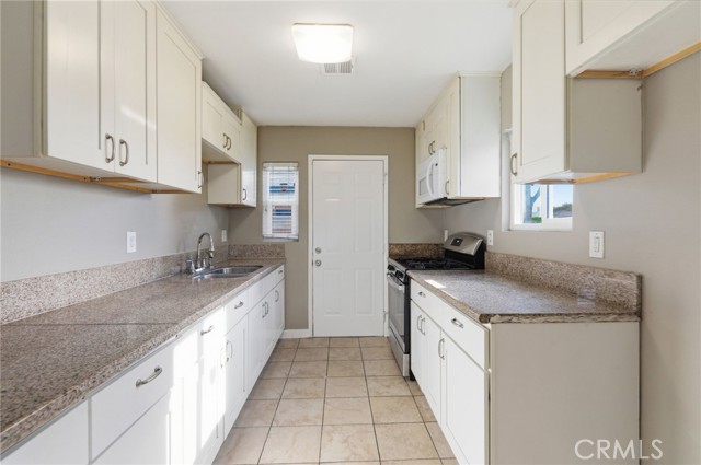 Detail Gallery Image 9 of 31 For 2010 N Corlett, Los Angeles,  CA 90059 - 3 Beds | 2 Baths