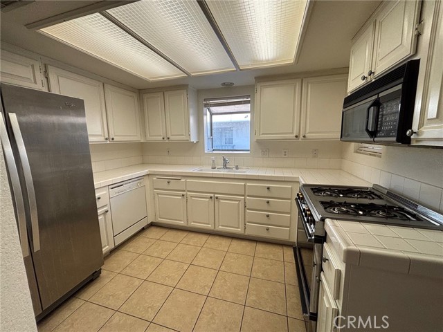 Detail Gallery Image 7 of 11 For 10637 Walnut, Los Alamitos,  CA 90720 - 2 Beds | 2/1 Baths