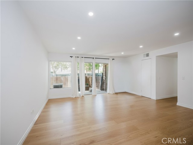 Detail Gallery Image 3 of 25 For 5700 Etiwanda Ave #102,  Tarzana,  CA 91356 - 3 Beds | 2 Baths