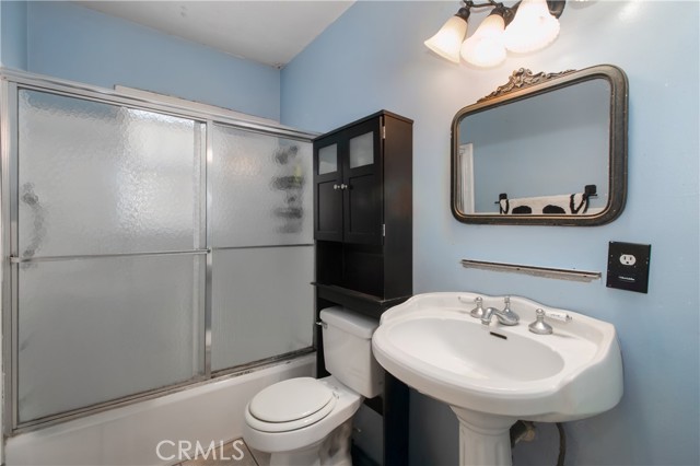 Detail Gallery Image 9 of 28 For 1329 -1331 N Screenland Dr #1329-1331,  Burbank,  CA 91505 - 4 Beds | 2 Baths