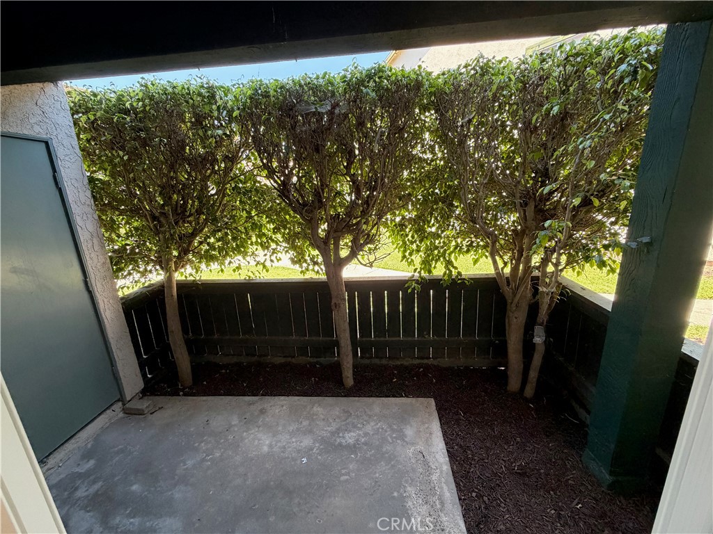 https://media.crmls.org/medias/f53b3e7a-2a58-4c40-85c0-61c6ecd26857.jpg?preset=X-Large