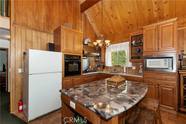 Detail Gallery Image 9 of 27 For 1068 Oak Ln, Lake Arrowhead,  CA 92326 - 3 Beds | 1/1 Baths