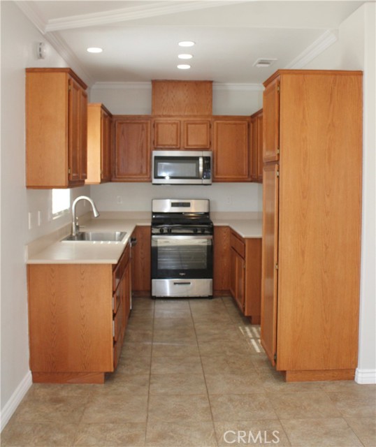 Detail Gallery Image 5 of 14 For 14995 Hopland, Victorville,  CA 92394 - 3 Beds | 2 Baths