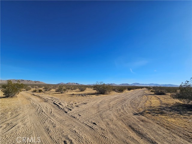 Detail Gallery Image 9 of 13 For 2 Navajo Rd, Apple Valley,  CA 92307 - – Beds | – Baths