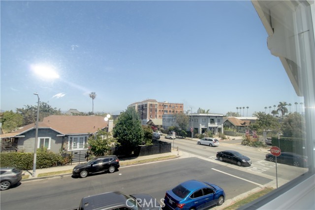 2101 Arlington Avenue, Los Angeles CA: https://media.crmls.org/medias/f5417723-f787-4b04-8ec8-12557c5c54e8.jpg