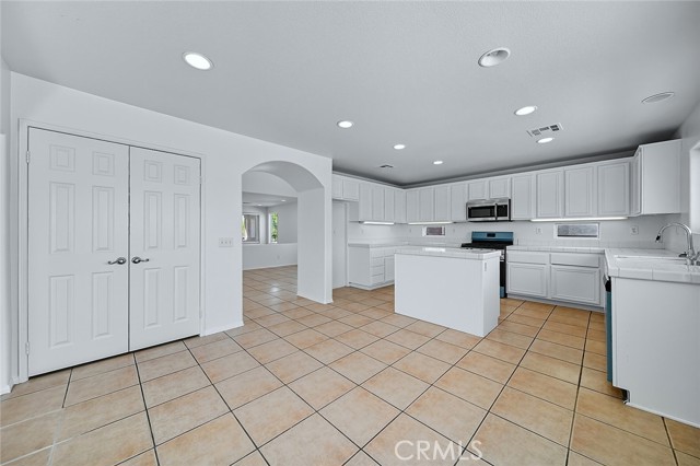 Detail Gallery Image 11 of 43 For 9373 Dragon Tree, Hesperia,  CA 92344 - 4 Beds | 3 Baths