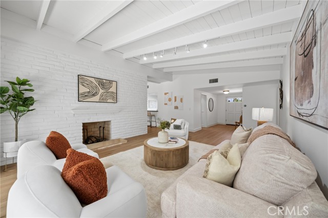 Detail Gallery Image 11 of 35 For 23000 Brenford Street, Woodland Hills,  CA 91364 - 4 Beds | 4 Baths