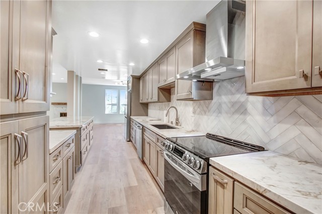 Detail Gallery Image 4 of 32 For 1277 S Beverly Glen Bld #303,  Los Angeles,  CA 90024 - 2 Beds | 2/1 Baths