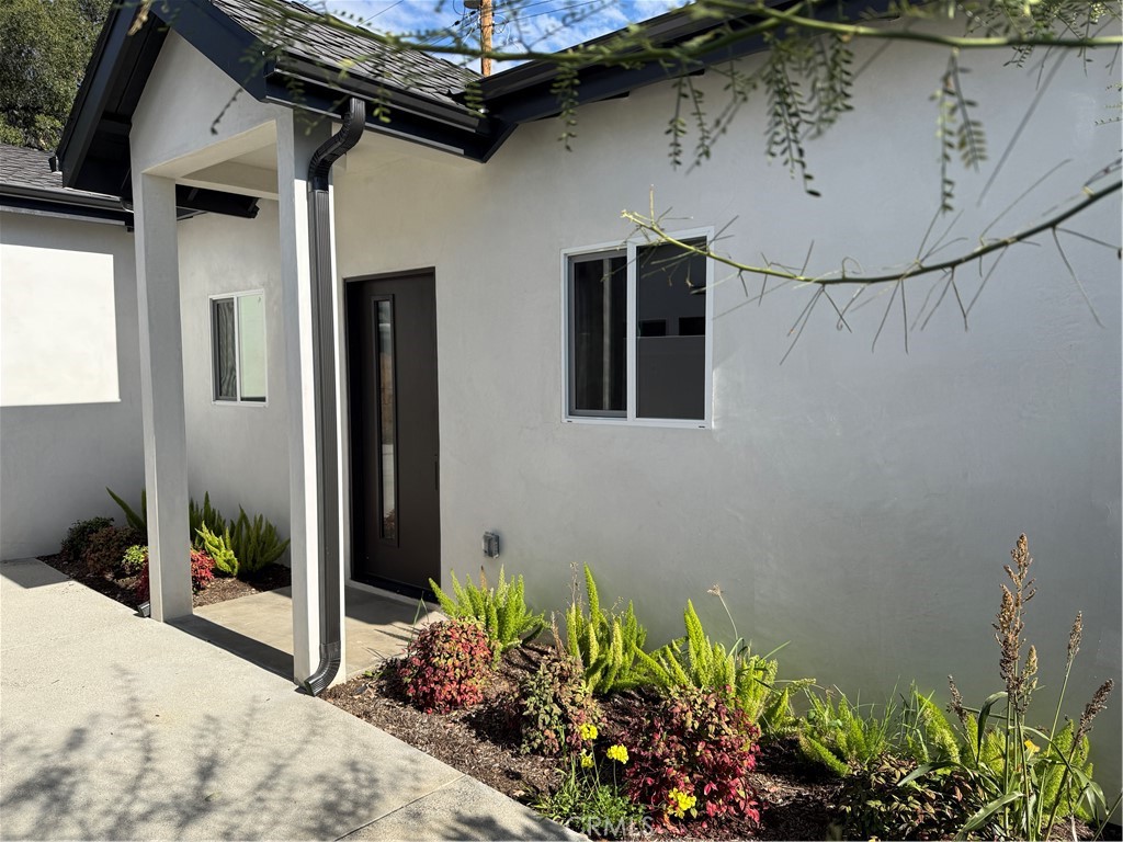 1072 N Vinedo Avenue