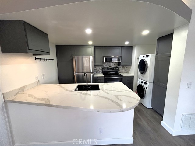 Detail Gallery Image 2 of 21 For 3719 Oak Creek, Ontario,  CA 91761 - 2 Beds | 2 Baths