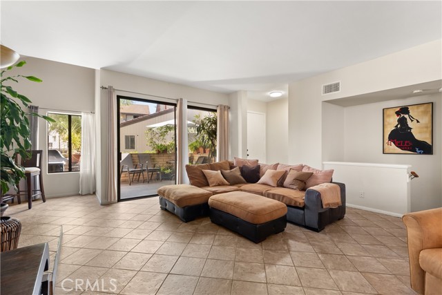 21730 Marylee Street, Woodland Hills CA: https://media.crmls.org/medias/f5576434-c0a3-487a-996c-0b6c2ca8f22e.jpg
