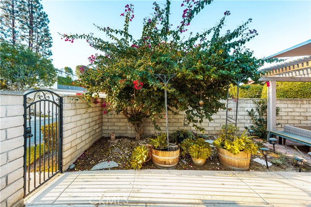 Detail Gallery Image 3 of 42 For 5573 E Vista Del Rio, Anaheim,  CA 92807 - 2 Beds | 2/1 Baths