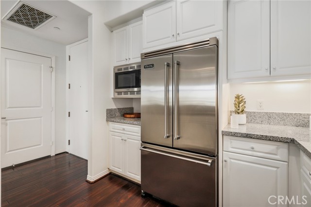 4050 Glencoe Avenue, Marina del Rey CA: https://media.crmls.org/medias/f558bc2c-914d-4a3a-ab45-4f05badc88bb.jpg