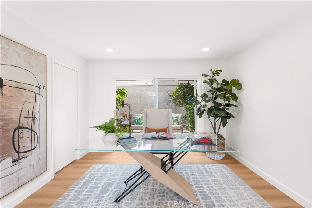 https://media.crmls.org/medias/f5591708-f83b-4f29-a086-29ddf7593986.jpg?preset=X-Large