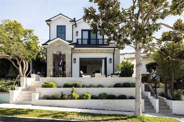 702 Poinsettia Avenue, Corona del Mar CA: https://media.crmls.org/medias/f559f2fc-f659-49f0-9d49-b79f552cab1c.jpg