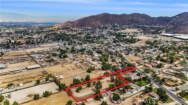 0 California, Norco CA: https://media.crmls.org/medias/f55a34bf-3274-4d56-bbc1-0f5c6a3d5e5d.jpg