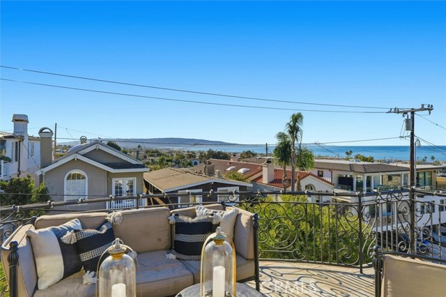 Detail Gallery Image 7 of 38 For 633 12th Street, Manhattan Beach,  CA 90266 - 5 Beds | 5/1 Baths