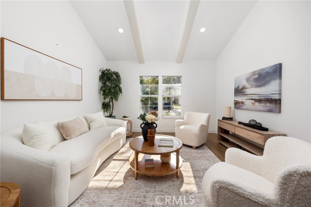 Detail Gallery Image 5 of 21 For 10012 Glade Ave, Chatsworth,  CA 91311 - 3 Beds | 2 Baths