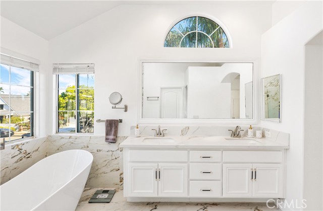 Detail Gallery Image 25 of 51 For 2421 E 16th #1,  Newport Beach,  CA 92663 - 4 Beds | 2/1 Baths