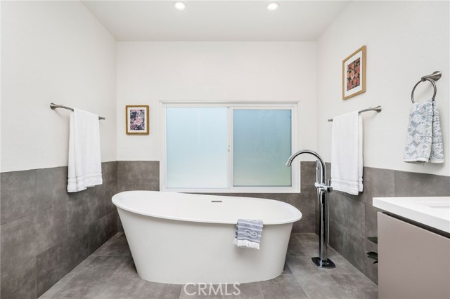927 6th Street, Hermosa Beach CA: https://media.crmls.org/medias/f5612ca4-dd46-4155-9c2f-fee0764d9387.jpg