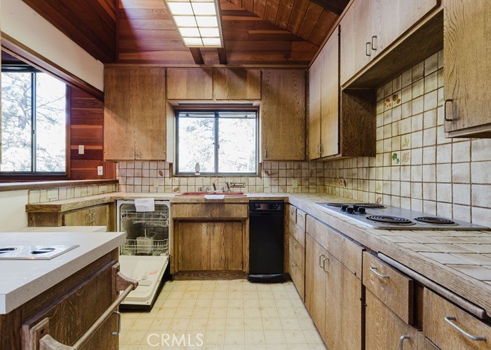 https://media.crmls.org/medias/f561daea-5151-4303-881d-d0b7aa995978.jpg?preset=X-Large