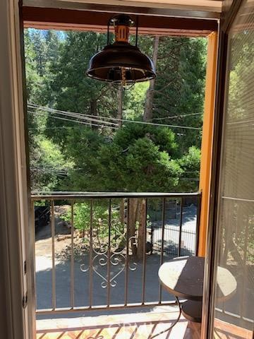 754 Golden, Lake Arrowhead CA: https://media.crmls.org/medias/f562b089-82cf-4bf8-9f20-03719c52332c.jpg