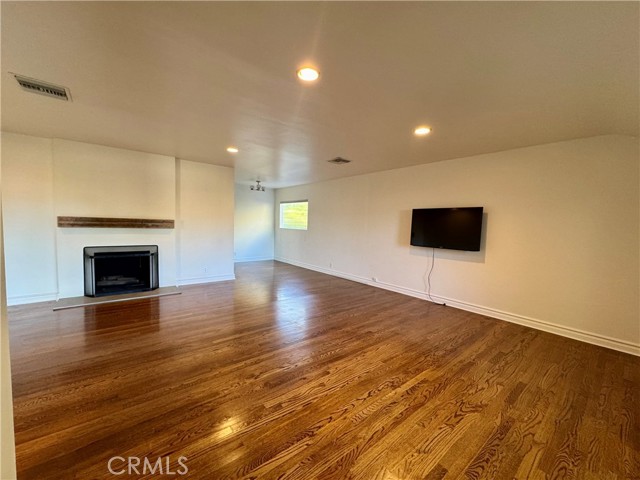 Detail Gallery Image 4 of 29 For 5821 Columbus Ave, Van Nuys,  CA 91411 - 4 Beds | 2 Baths