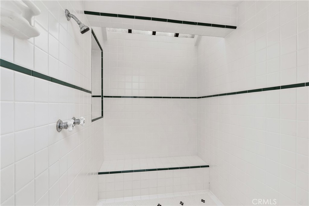 https://media.crmls.org/medias/f56719a0-877e-484c-ba38-bc2249b9804b.jpg?preset=X-Large