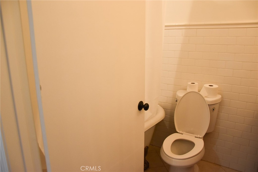 https://media.crmls.org/medias/f56adffc-ba3e-4fd0-8fe1-41bebf60a93a.jpg?preset=X-Large
