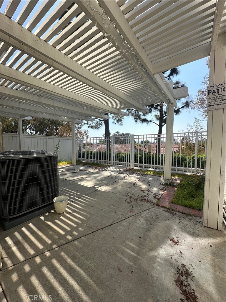 https://media.crmls.org/medias/f56af417-19d0-4206-90f1-96d862859e67.jpg?preset=X-Large