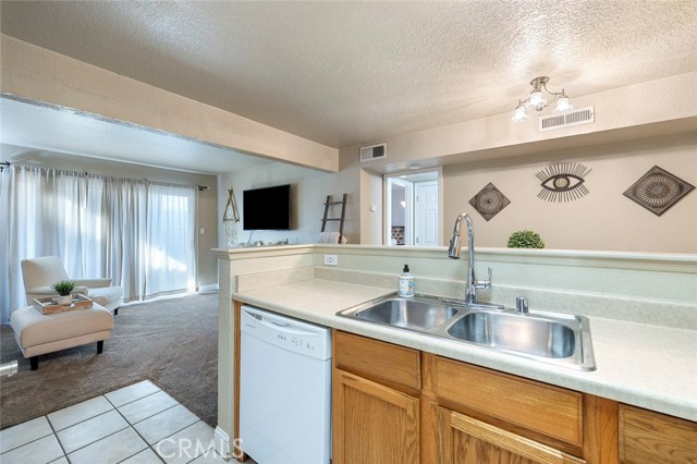 Detail Gallery Image 8 of 29 For 2881 Huntington Bld #137,  Fresno,  CA 93721 - 1 Beds | 1 Baths