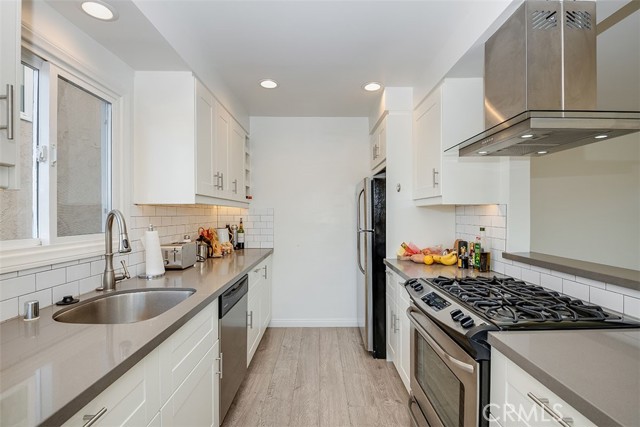 Detail Gallery Image 2 of 19 For 231 Longfellow Ave, Hermosa Beach,  CA 90254 - 4 Beds | 2 Baths