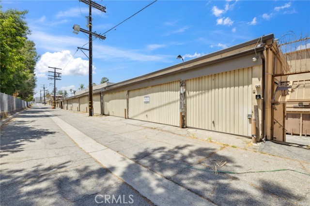 17000 Burbank Boulevard, Encino CA: https://media.crmls.org/medias/f56c3538-ed6b-43ed-8458-30502771ded2.jpg