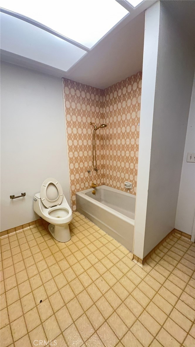 https://media.crmls.org/medias/f56d0a09-cba5-4da2-bfd2-0c7858e80737.jpg?preset=X-Large