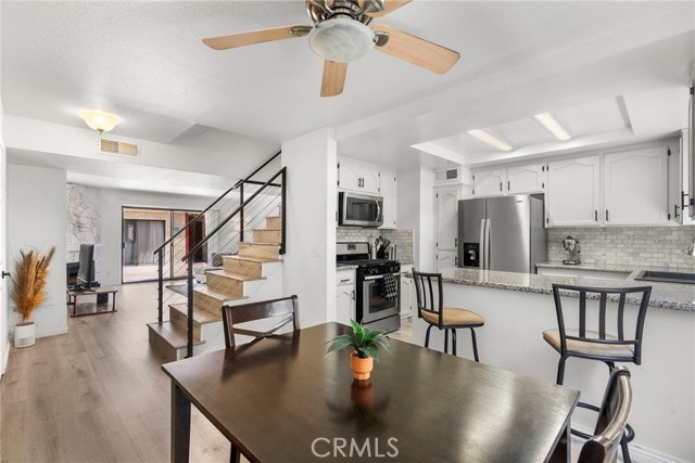 Detail Gallery Image 8 of 37 For 11274 Morrison St #2,  North Hollywood,  CA 91601 - 2 Beds | 2/1 Baths