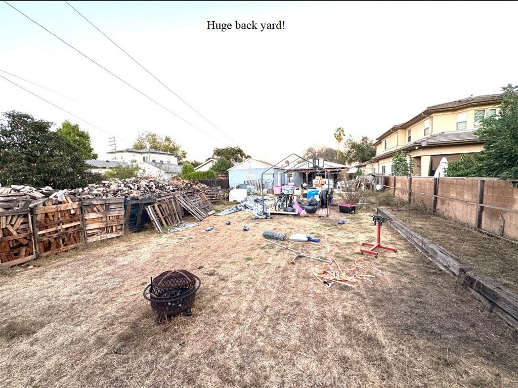 https://media.crmls.org/medias/f572ced6-b26b-4e2d-9ba0-26c86e7b763d.jpg?preset=X-Large