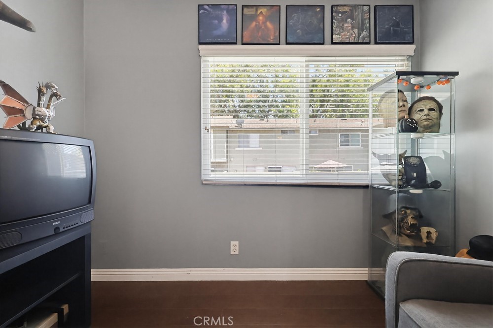 https://media.crmls.org/medias/f5734b81-f229-4678-a7df-d4f6892958bf.jpg?preset=X-Large