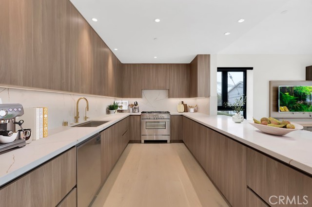 Detail Gallery Image 8 of 32 For 12131 Palms Bld, Los Angeles,  CA 90066 - 4 Beds | 3 Baths