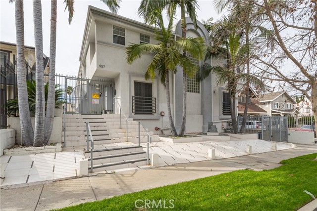 957 S Gramercy Drive, Los Angeles CA: https://media.crmls.org/medias/f575b564-5517-4900-aba7-8d4e52999527.jpg
