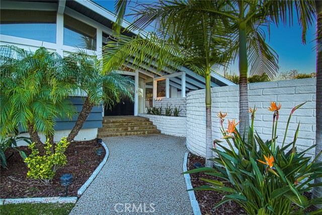 Detail Gallery Image 2 of 42 For 395 Meadow Ln, Newport Beach,  CA 92660 - 3 Beds | 3 Baths