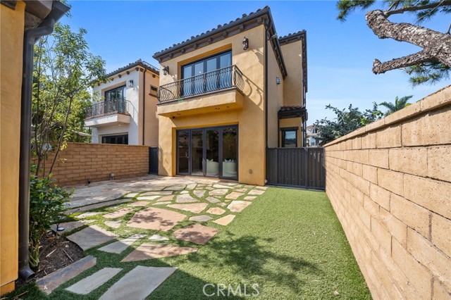 212 Baltimore Avenue, Huntington Beach CA: https://media.crmls.org/medias/f57b813c-5541-4faf-9e13-13a0a9190ce0.jpg
