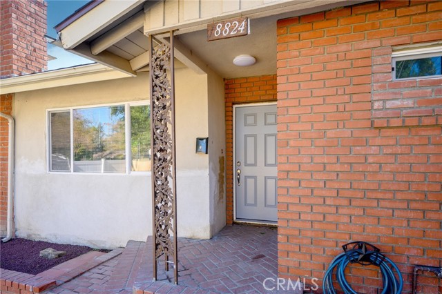 Detail Gallery Image 4 of 29 For 18824 Arminta St, Reseda,  CA 91335 - 3 Beds | 2 Baths