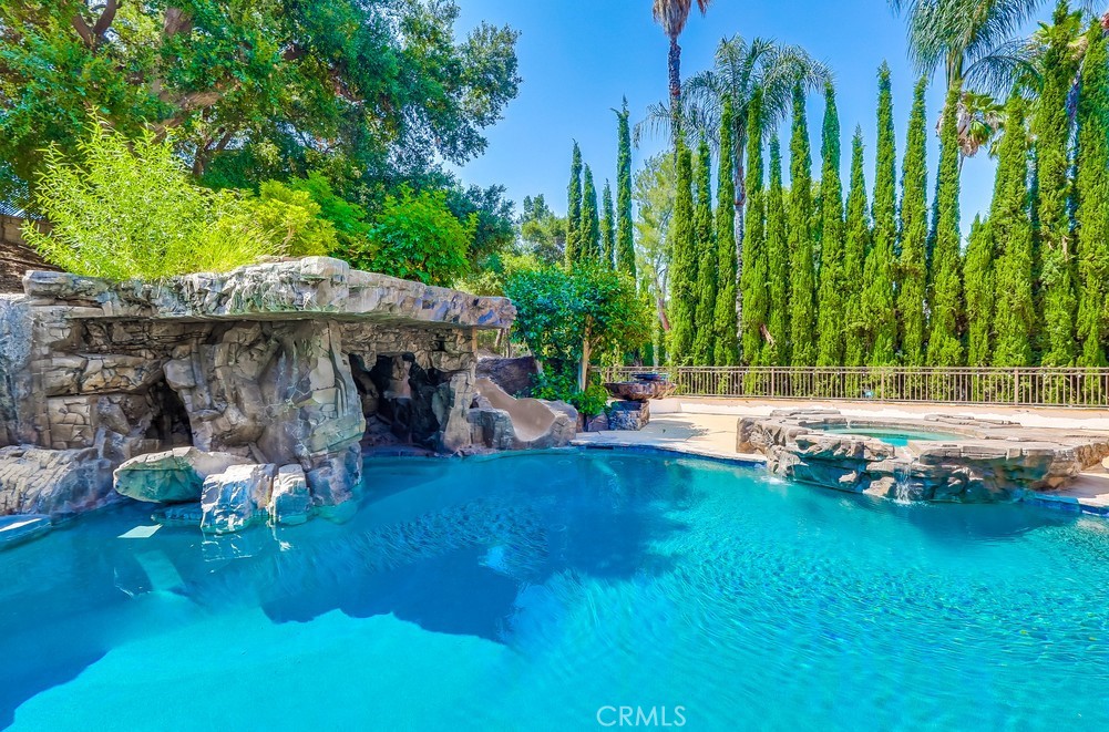 https://media.crmls.org/medias/f5818c8c-f224-4394-9505-ba173833ba58.jpg?preset=X-Large