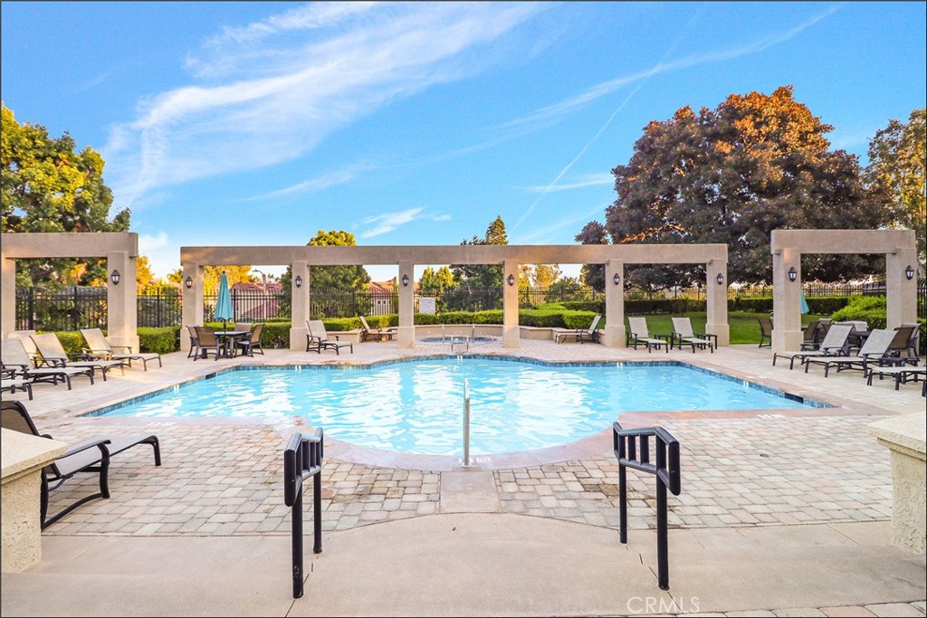 https://media.crmls.org/medias/f5830992-75af-4b6d-b74c-3d8a610f5240.jpg?preset=X-Large