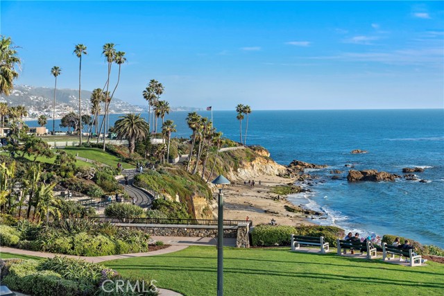 350 Cliff, Laguna Beach CA: https://media.crmls.org/medias/f583c0f2-7edf-41ea-9d53-1a88550e29a5.jpg