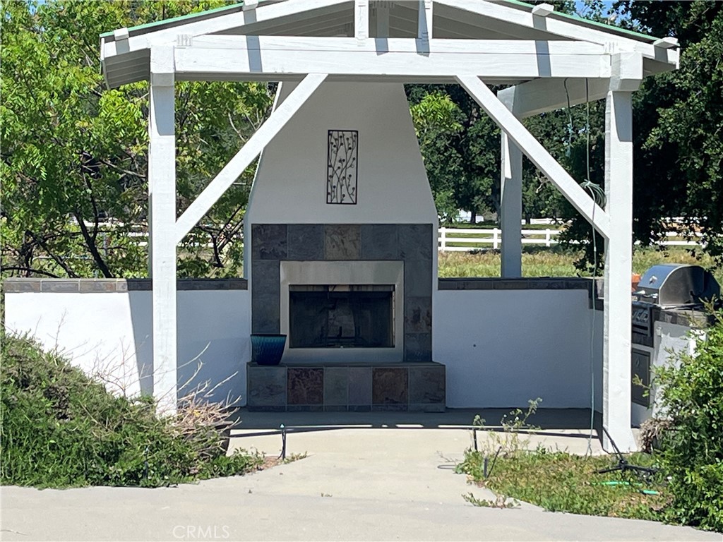 https://media.crmls.org/medias/f584c065-fb6d-4f56-b7d8-1076a0c9973f.jpg?preset=X-Large
