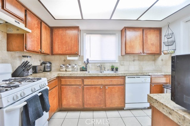 Detail Gallery Image 15 of 42 For 14830 Cliffrose Ct, Moreno Valley,  CA 92553 - 2 Beds | 2 Baths